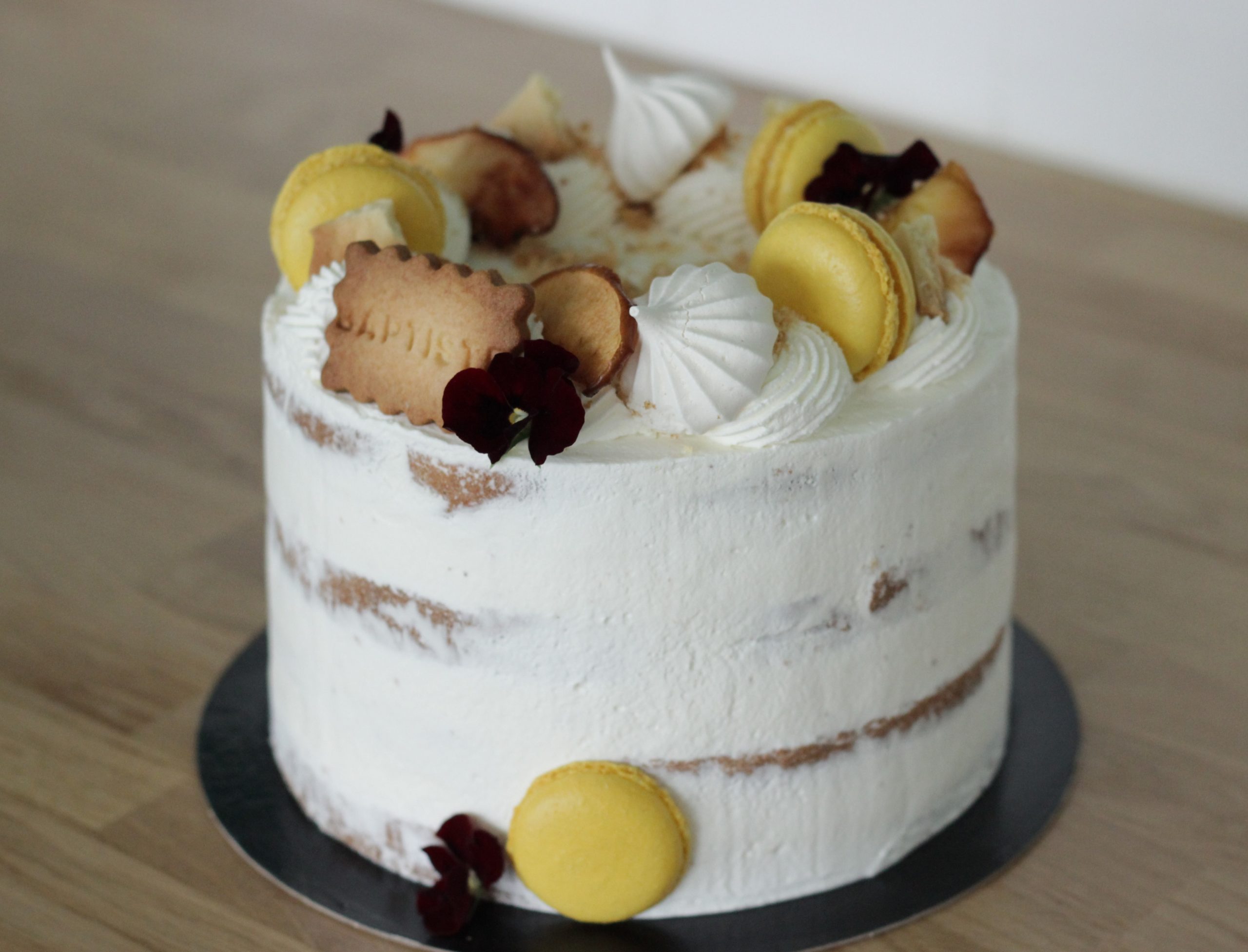 Naked cake + macarons